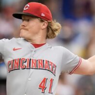 Cincinnati Dominates Cubs with Power and Pitching: Abbott Unbeatable and Fraley Punishes with the Bat | De Último Minuto English